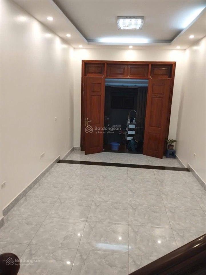 Bán nhà trung kính, dt 65m2, nhà đẹp dân xây, gần ô tô, gần phố