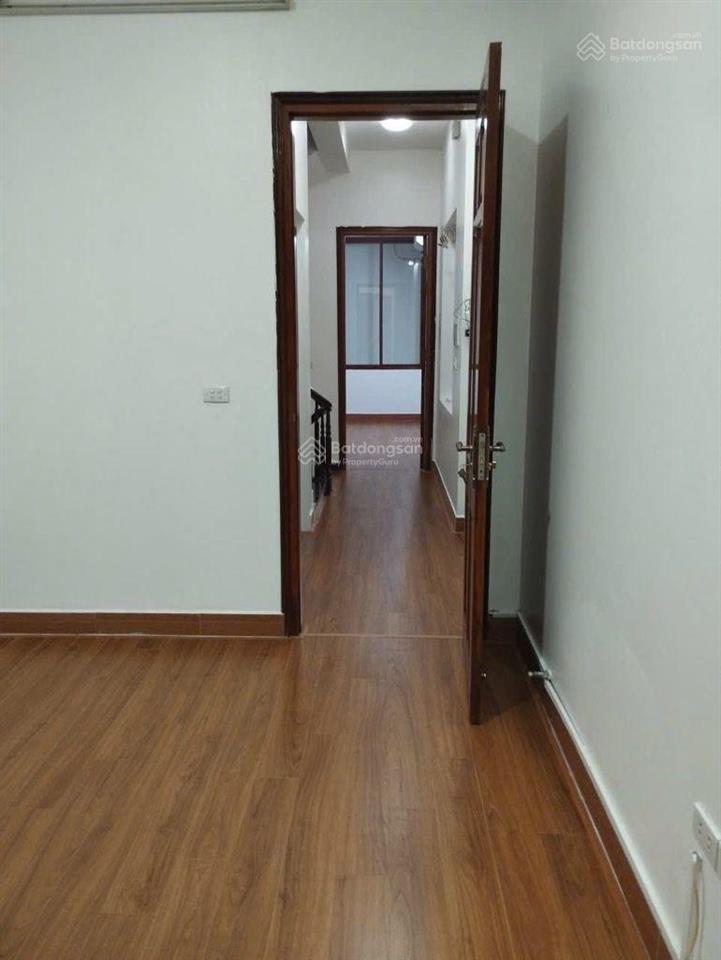 Bán nhà trung kính, dt 65m2, nhà đẹp dân xây, gần ô tô, gần phố