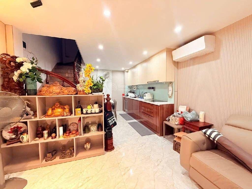 Bán nhà lạc long quân, dt45m, mt4m, gần ô tô, gần hồ tây, full nội thất