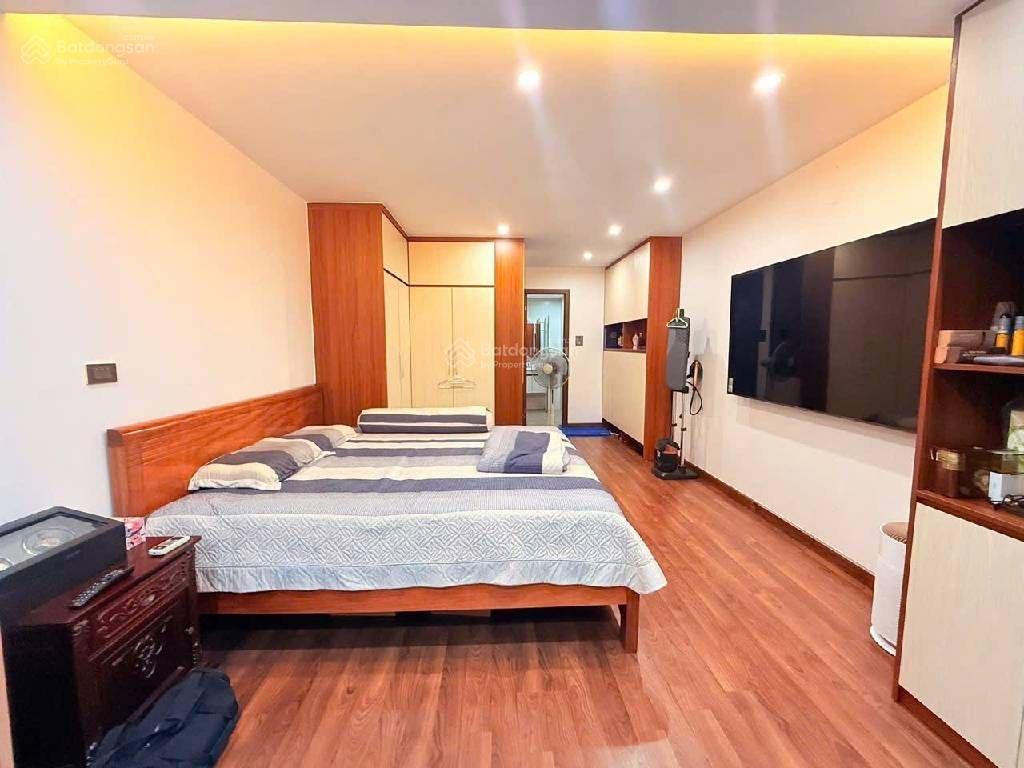 Bán nhà lạc long quân, dt45m, mt4m, gần ô tô, gần hồ tây, full nội thất