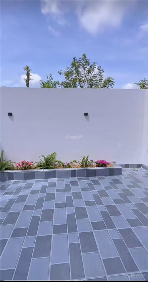 Nhà mới xây 120m2 ngay tt thủ dầu một  shr sang tên ngay  có sẵn nội thất