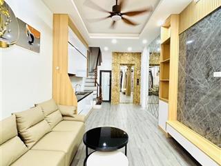 6 tầng  thang máy  ô tô  ba bước là chợ  trường học  tiện ích đầy đủ