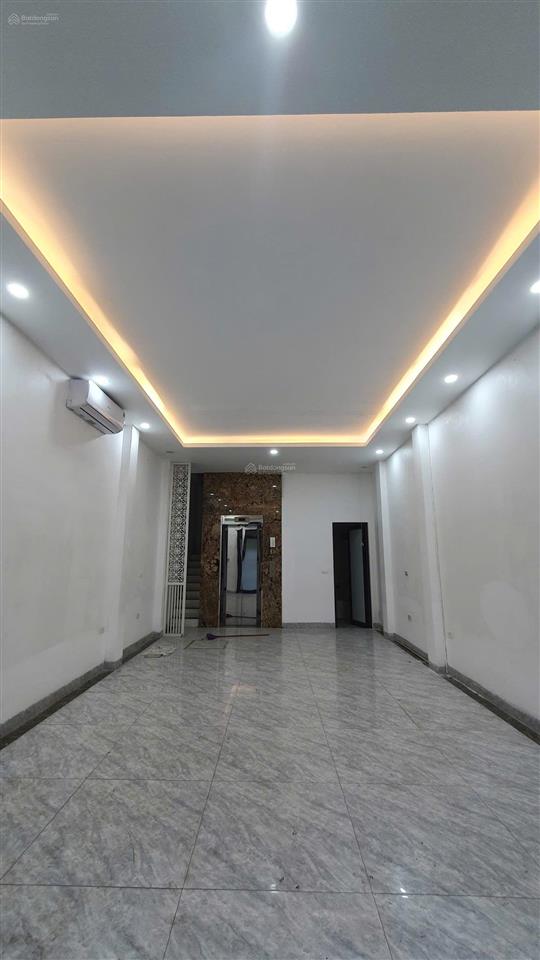 Cho thuê nhà văn phòng phố tây kết 5 tầng x50m2 thang máy điều hòa ô tô tránh 29tr/ tháng