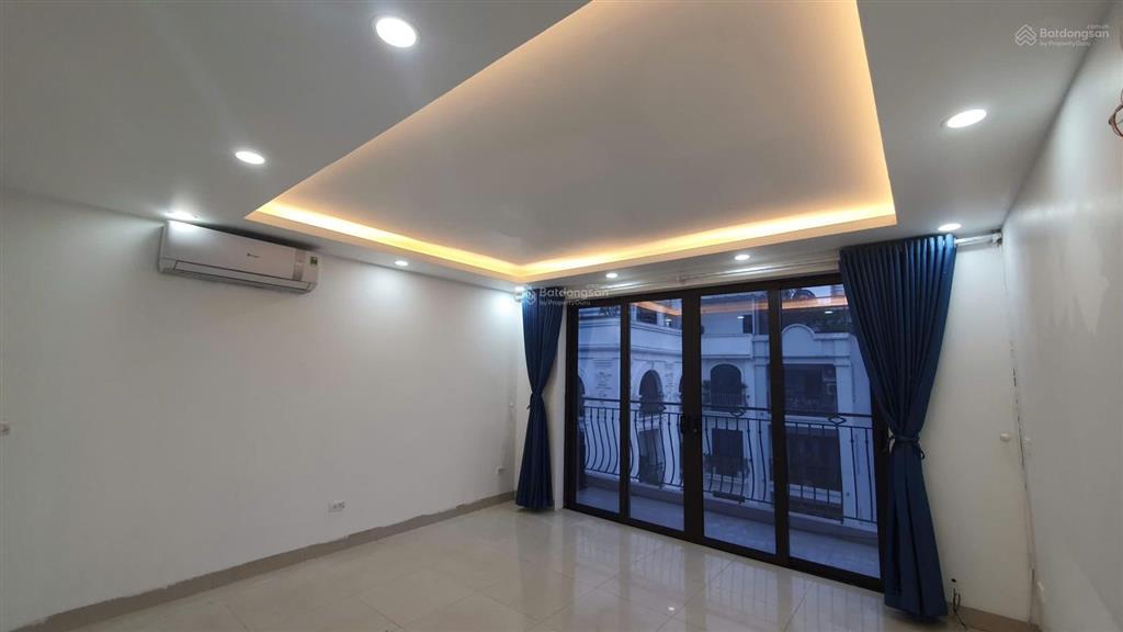 Cho thuê nhà văn phòng phố tây kết 5 tầng x50m2 thang máy điều hòa ô tô tránh 29tr/ tháng