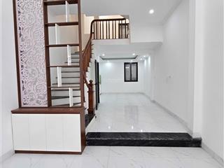 Nhà làng tó. dt 35m2, 5 tầng. có sân riêng để xe, ngõ thông, cách cầu tó 500m. giá 4,4 tỷ