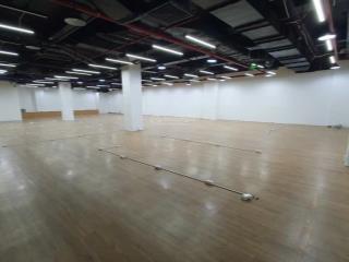 Sàn văn phòng, thương mại 700m2  giá chỉ 550k/m2 bao điện lạnh, pql  ngay vòng xoay dân chủ