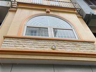 Cho thuê nhà nguyên căn phố sài đồng. 60m2. 4 tầng. giá 11 tr/th thương lương. ở víp