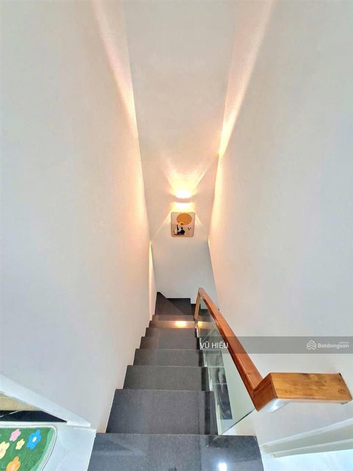 Bán nhà đẹp 2 lầu cách hẻm xe hơi chỉ vài bước chân  tt.nhà bè.