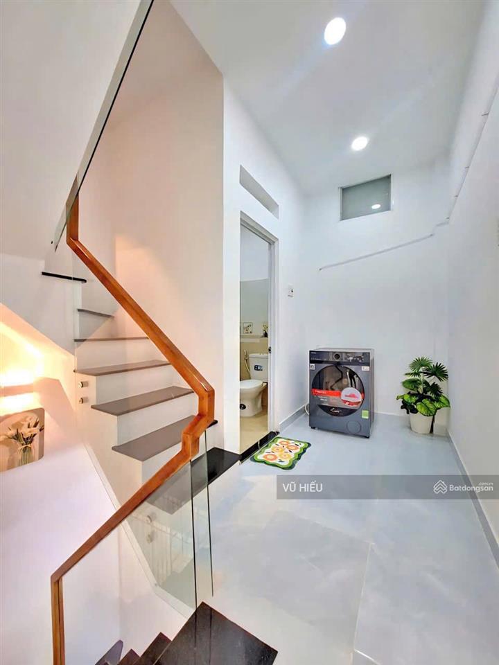 Bán nhà đẹp 2 lầu cách hẻm xe hơi chỉ vài bước chân  tt.nhà bè.