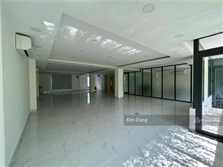 Nhà đường trường sơn 10x20m trệt 3 lầu gần như trống suốt, cho thuê