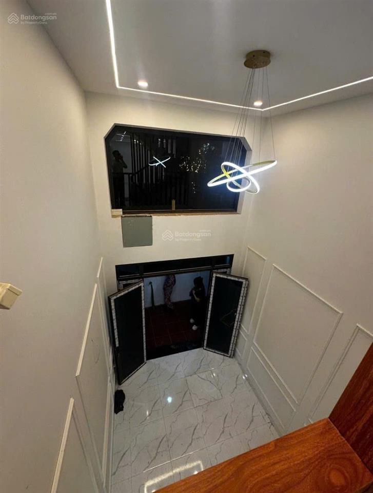 Ngã tư nhổn gần kđt kim chung. nhả xây độc lập mới tinh 5tầng vô cùng chắc chắn 30m ra ôtô tránh