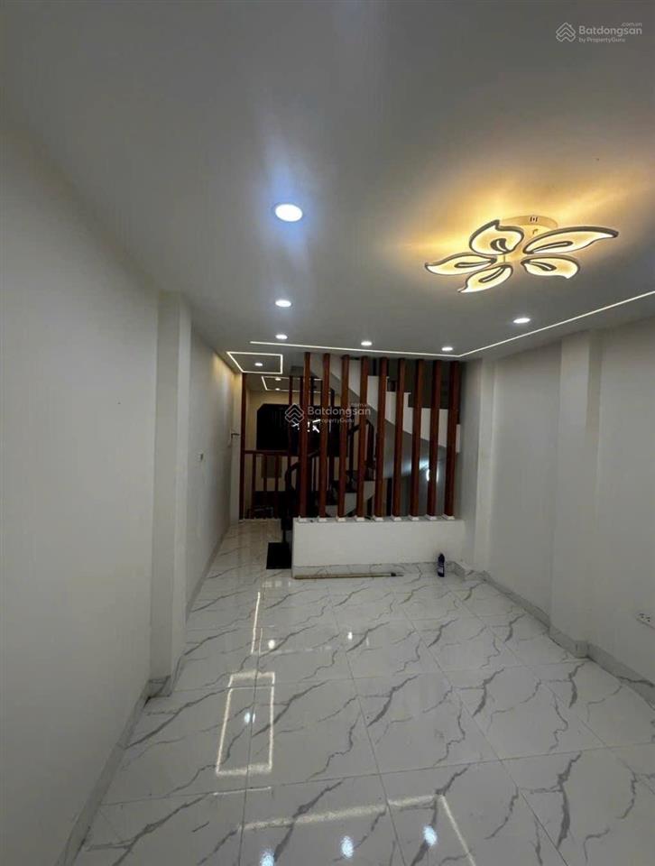 Ngã tư nhổn gần kđt kim chung. nhả xây độc lập mới tinh 5tầng vô cùng chắc chắn 30m ra ôtô tránh