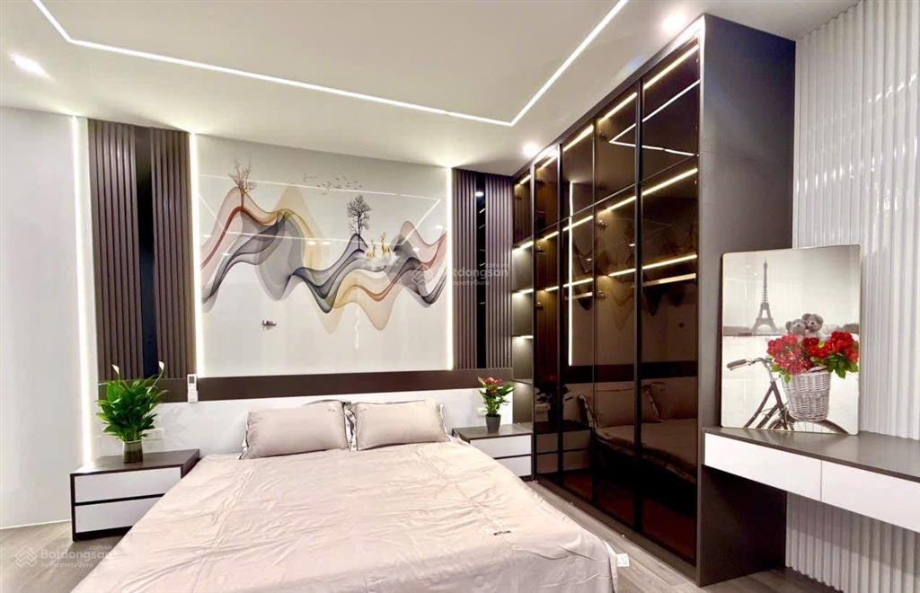 Bấn gấp, nhà mặt ngõ tôn đức thắng,30m oto đỗ, trước nhà 3gac quay, nhà đẹp, ở ngay 42m5t