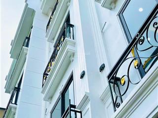 Bán nhà mới cạnh học viện nông nghiệp trâu quỳ, dt 33m 5 tầng, mặt tiền 4,5m giá 5,5 tỷ.