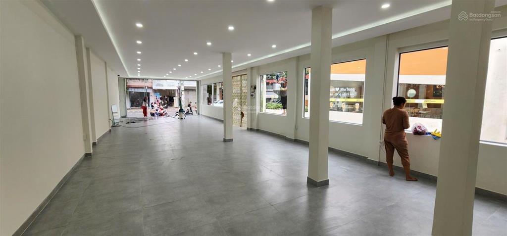 Bán, cho thuê nhà 2 mt nguyễn t.m. khai