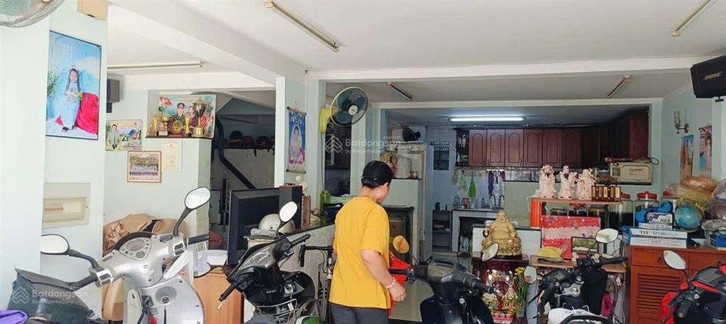 Nhà 3 tầng mặt tiền đường 11 tỷ thuận tiện kinh doanh ngay trung tâm tiệc cưới white place