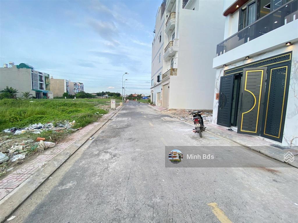 Nhà mới 4,5 tấm, 4x14m đường nhựa 8m thông thoáng khu tái định cư, tiện ích đầy đủ chỉ 5 phút
