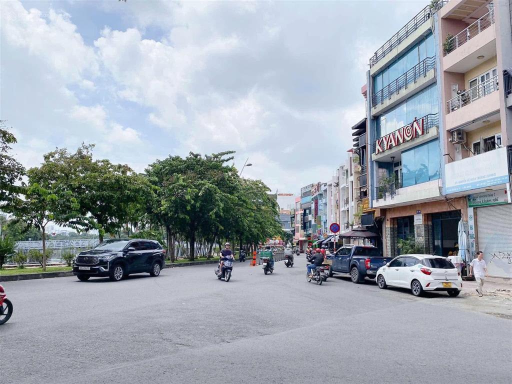 Bán nhà mặt tiền phú nhuận  đường trường sa p2 phú nhuận(cũ)  ngay cc miếu nổi. công chứng ngay!