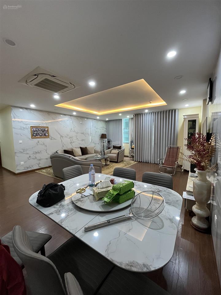 Cần bán căn hộ 3 pn diện tích 129,3m2 chỉ 135 triệu /m2, sổ đỏ chính chủ