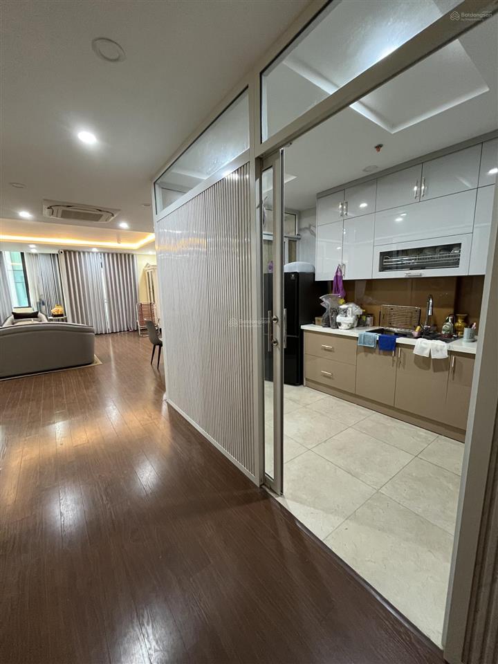 Cần bán căn hộ 3 pn diện tích 129,3m2 chỉ 135 triệu /m2, sổ đỏ chính chủ