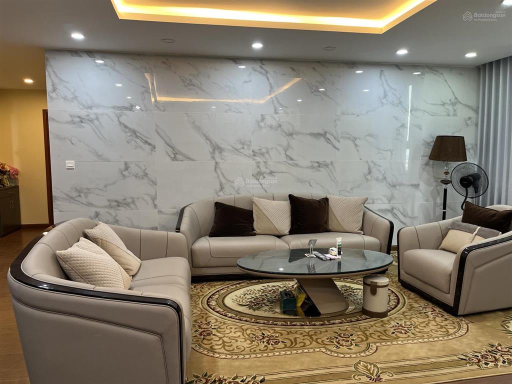 Cần bán căn hộ 3 pn diện tích 129,3m2 chỉ 135 triệu /m2, sổ đỏ chính chủ