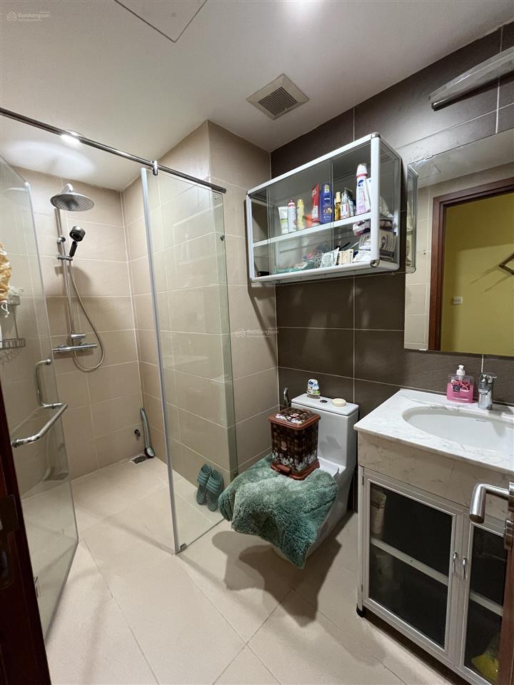 Cần bán căn hộ 3 pn diện tích 129,3m2 chỉ 135 triệu /m2, sổ đỏ chính chủ