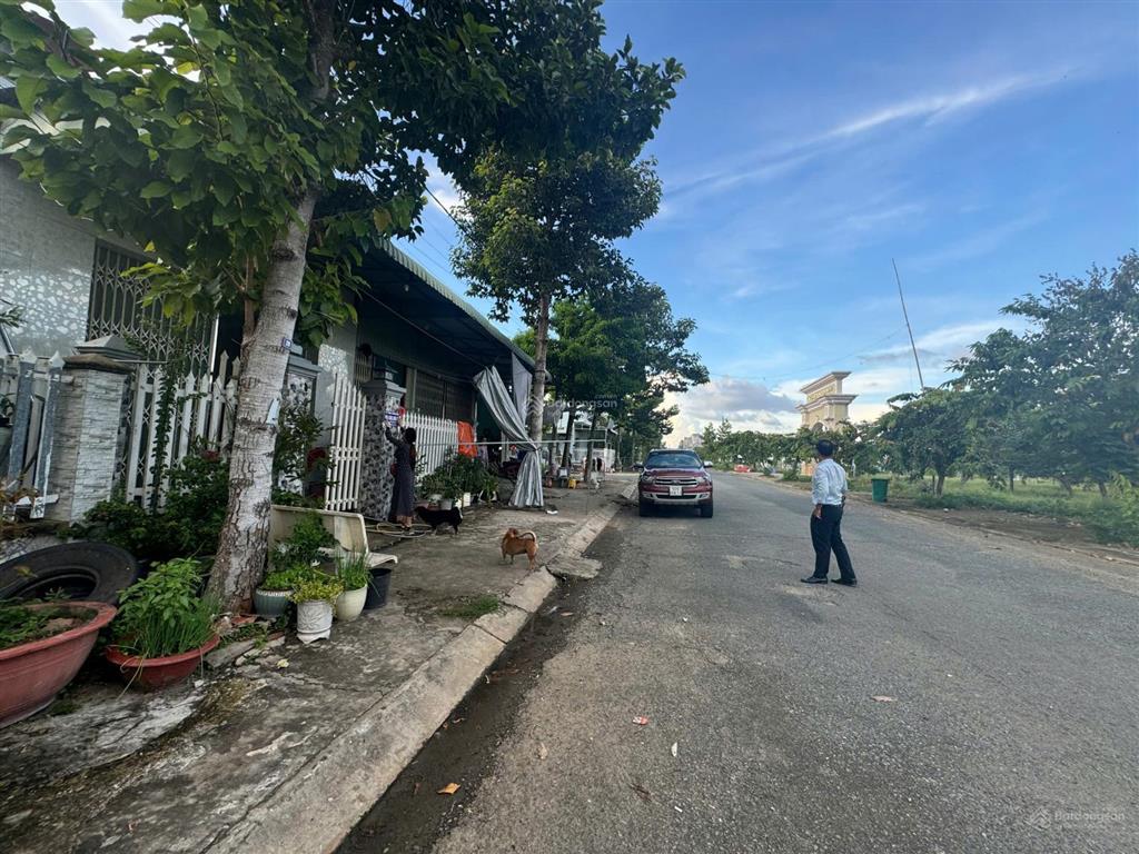 Bán nhà mặt tiền ô tô 2 chiều đối diện công viên nước 2 tỷ
