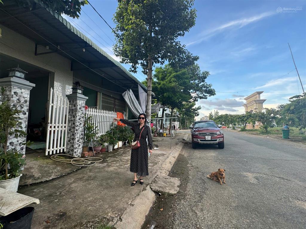 Bán nhà mặt tiền ô tô 2 chiều đối diện công viên nước 2 tỷ