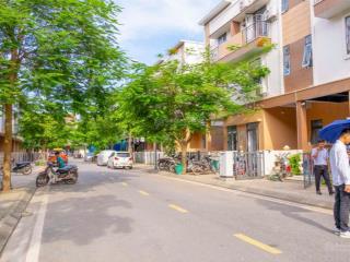 Cho thuê nhà thô 3 tầng khu đô thị centa city, đầy đủ điện nước sinh hoạt. bảo vệ, vệ sinh