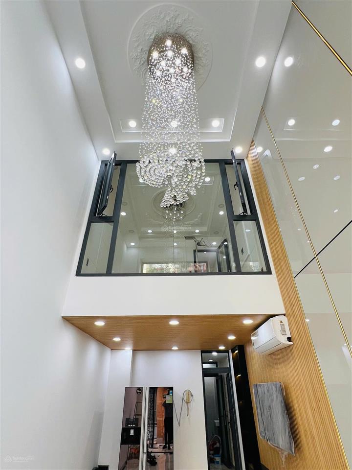 Bán nhà có lắp sẵn thang máy cmt8 p.11 q.3  giá chỉ 8,9 tỷ còn tl