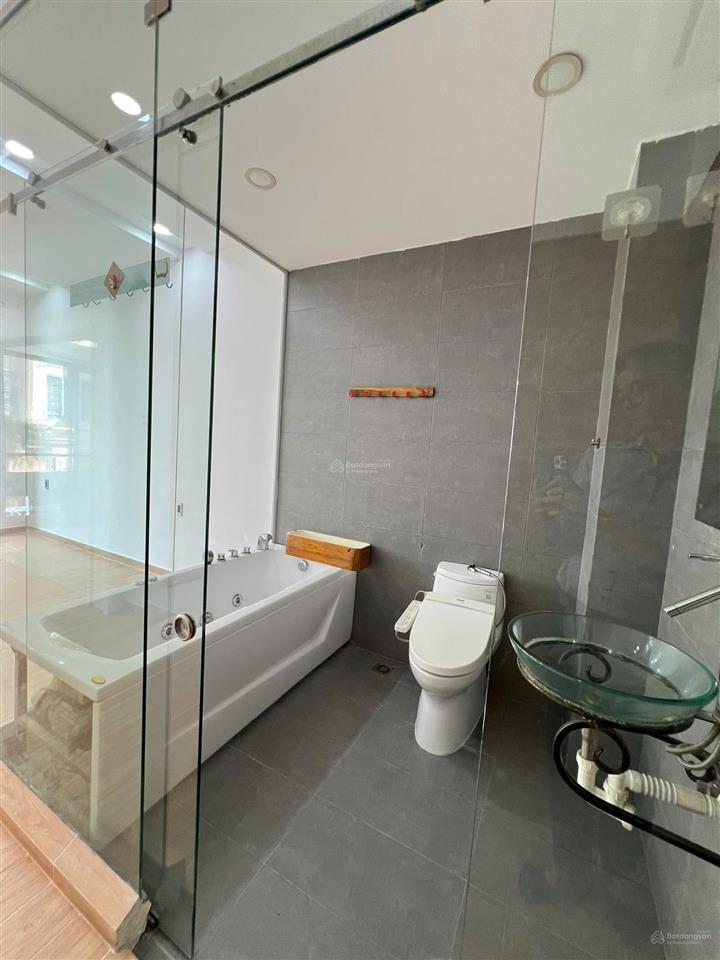 Bán nhà có lắp sẵn thang máy cmt8 p.11 q.3  giá chỉ 8,9 tỷ còn tl
