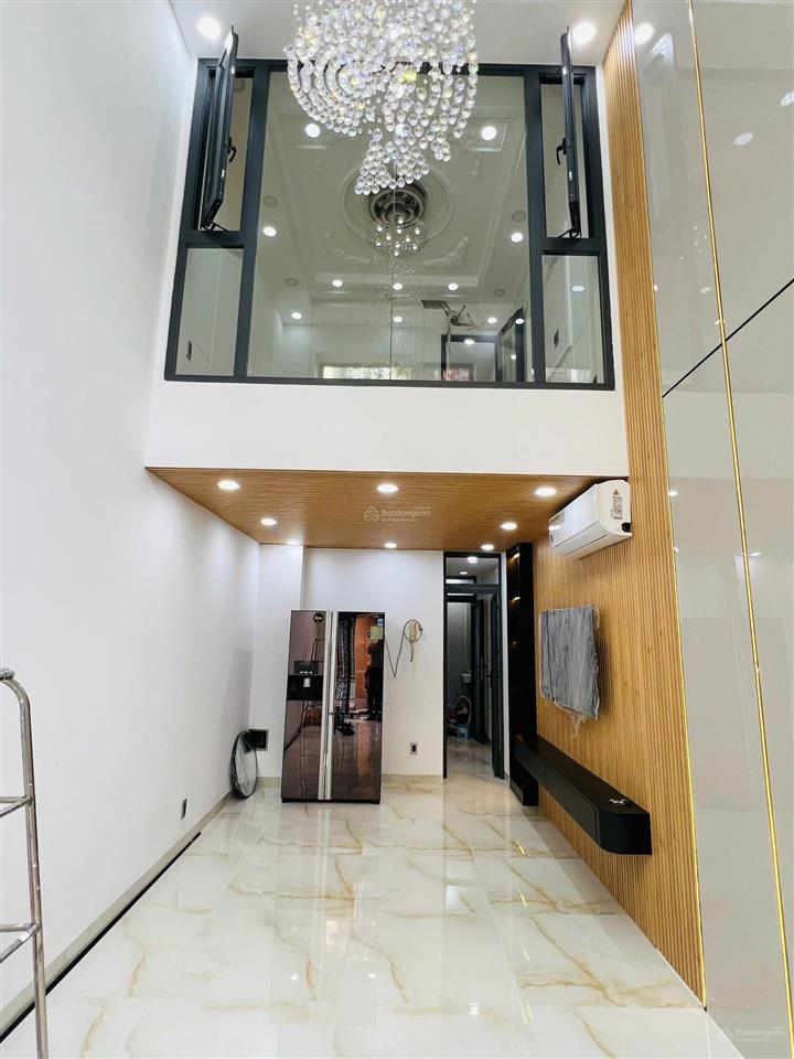 Bán nhà có lắp sẵn thang máy cmt8 p.11 q.3  giá chỉ 8,9 tỷ còn tl