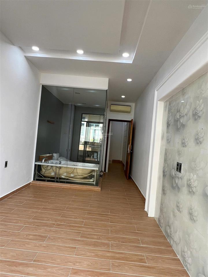 Bán nhà có lắp sẵn thang máy cmt8 p.11 q.3  giá chỉ 8,9 tỷ còn tl