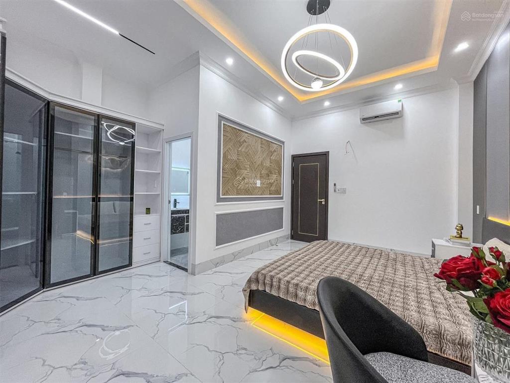 Nhà đẹp đón tết! phố chùa láng trung tâm đống đa, ngõ thông, gần hồ, gần trường đại học, dt 40m2*5t