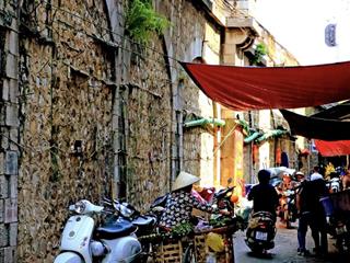 Mặt phố gầm cầu  vị trí sát chợ đồng xuân  kinh doanh đông đúc sầm uất ngày đêm. cho thuê cao