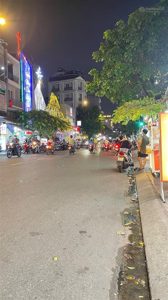 Mặt tiền sầm uất  ngang 8m  chia 2 căn đang dòng tiền 60tr/tháng  không lộ giới