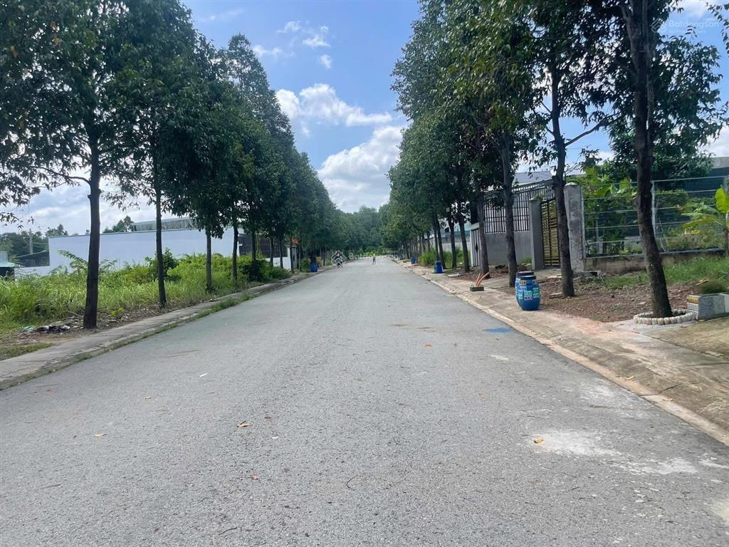 Sổ sẵn cần bán lô đất cách cổng mỹ phước 3 2p diện tích 150m2 thổ cư full, mặt tiền đường nhựa 16m