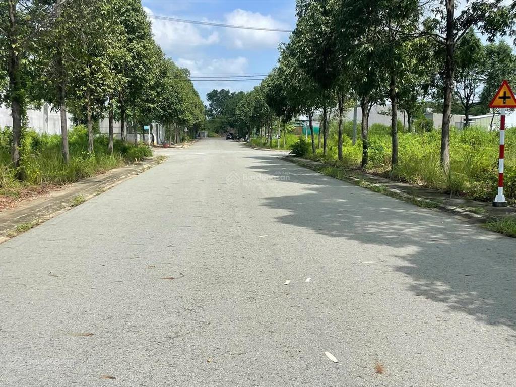 Sổ sẵn cần bán lô đất cách cổng mỹ phước 3 2p diện tích 150m2 thổ cư full, mặt tiền đường nhựa 16m