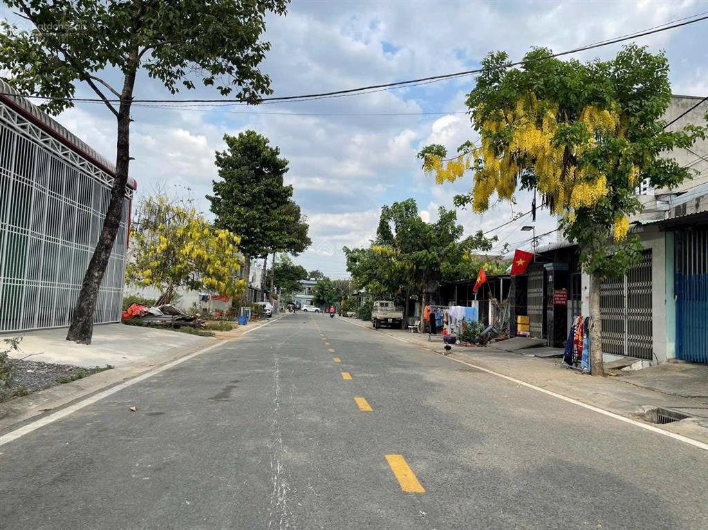 Sổ sẵn ra gấp lô đất dt 165m2 full thổ cư mặt tiền nhựa đường 92 khu tđc phú chánh c p. phú tân