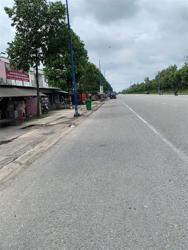 Bán căn nhà trong khu công nghiệp becamex, dt 140m2 sổ sẵn, full thổ cư, cách cổng bàu bàng chỉ 3p