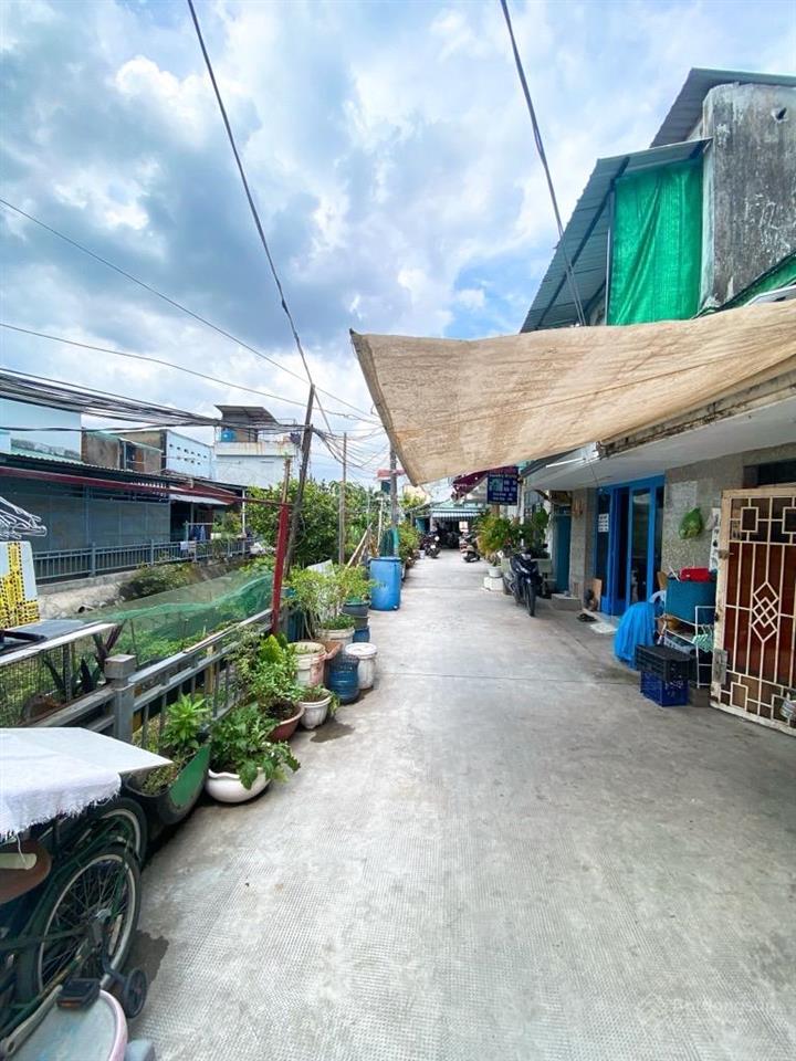 Nhà phố tại phạm hữu lầu  phước kiển (ngay cầu phước long). sổ hồng riêng. hoàn công đủ