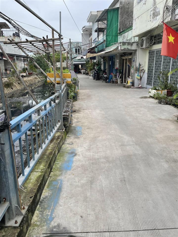 Nhà phố tại phạm hữu lầu  phước kiển (ngay cầu phước long). sổ hồng riêng. hoàn công đủ