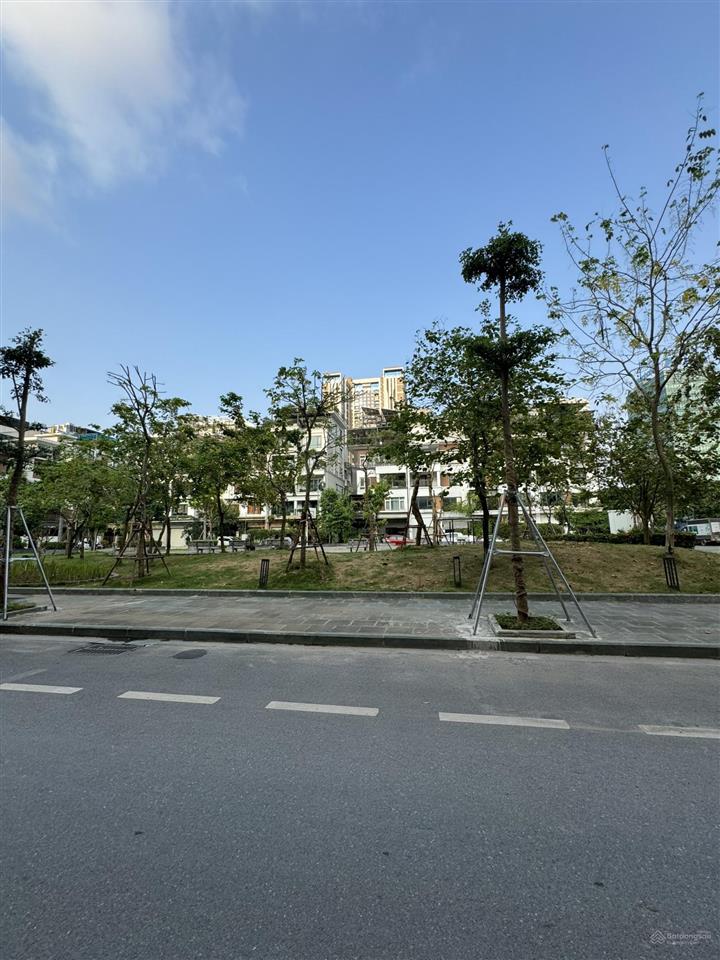 Cho thuê nhà trung yên  trung hòa 100m²x5 tầng  đường 4 làn ô tô  công viên trước nhà  35tr/th