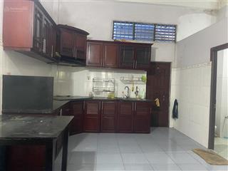 Nhà riêng 1 trệt, 2 lầu diện tích 5*20, 2 tấm, ban công giếng trời thoáng mát, sân rộng 70m2.