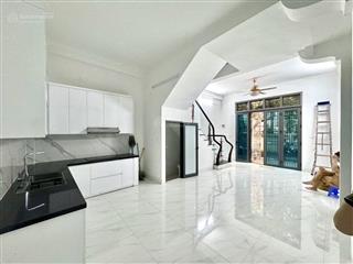 Bán nhà cù chính lan 42m2, 4 tầng, ngõ ô tô tránh, ô tô vào nhà, vài bước ra phố, chủ bán 12.9 tỷ