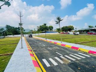 Ngay trung tâm xã phú cát dt 100m2, giá 2 tỷ đường oto tranh mặt tiền rộng dân cư hiện hữu