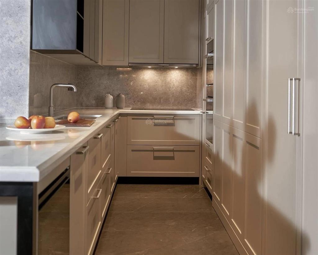 Cho thuê 2pn full nội thất 6* đến từ ý. diện tích 151m2  căn hộ thiết kế vòng cung cực kỳ đẹp