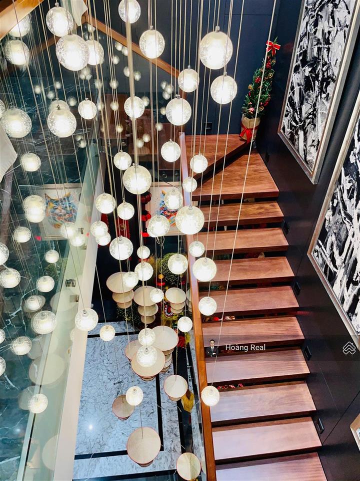 Duy nhất  cho thuê penthouse duplex 260m2  thiết kế thành 3pn  full nội thất  view ôm sông hồng