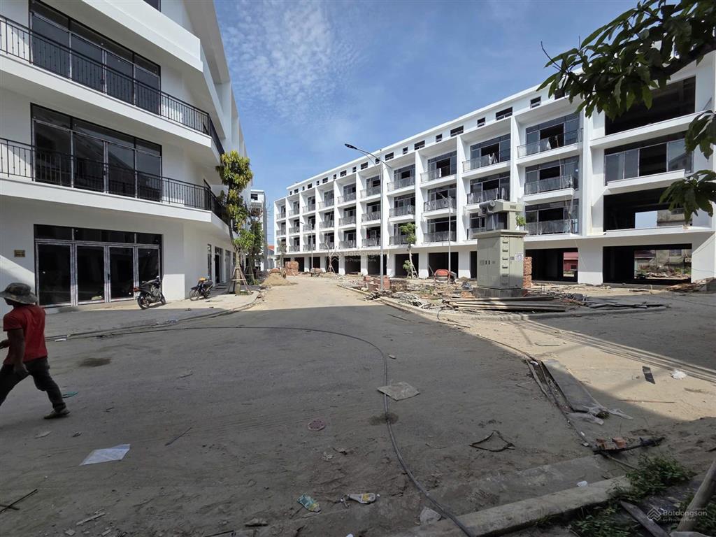 Chính chủ chuyển nhượng căn liền kề 2 mặt tiền, vỉa hè 10m sát đường quy hoạch 35m