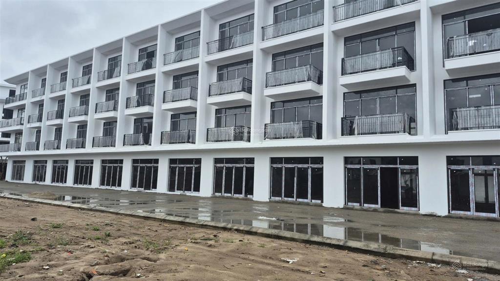 Chính chủ chuyển nhượng căn liền kề 2 mặt tiền, vỉa hè 10m sát đường quy hoạch 35m